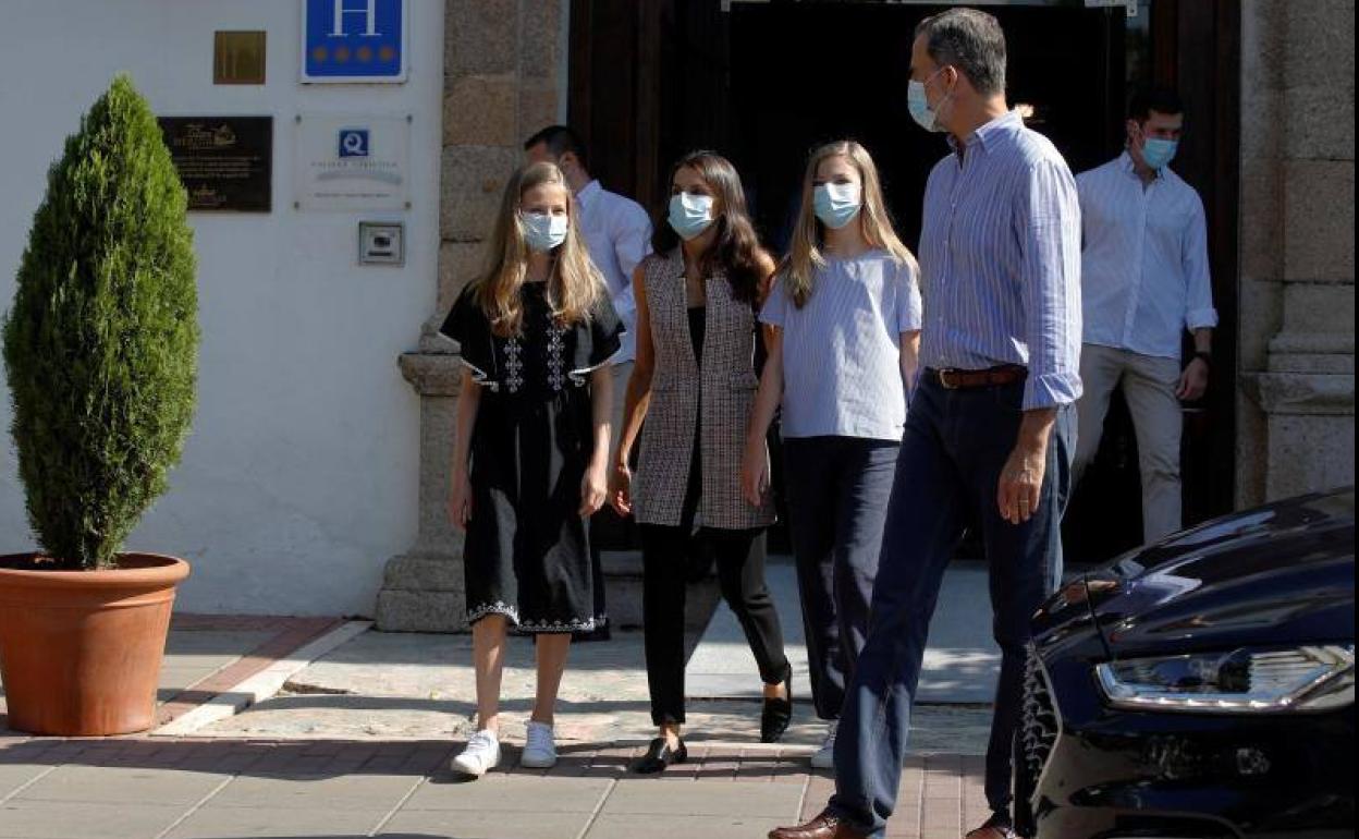 Los Reyes y sus hijas abandonan el Parador de Mérida.