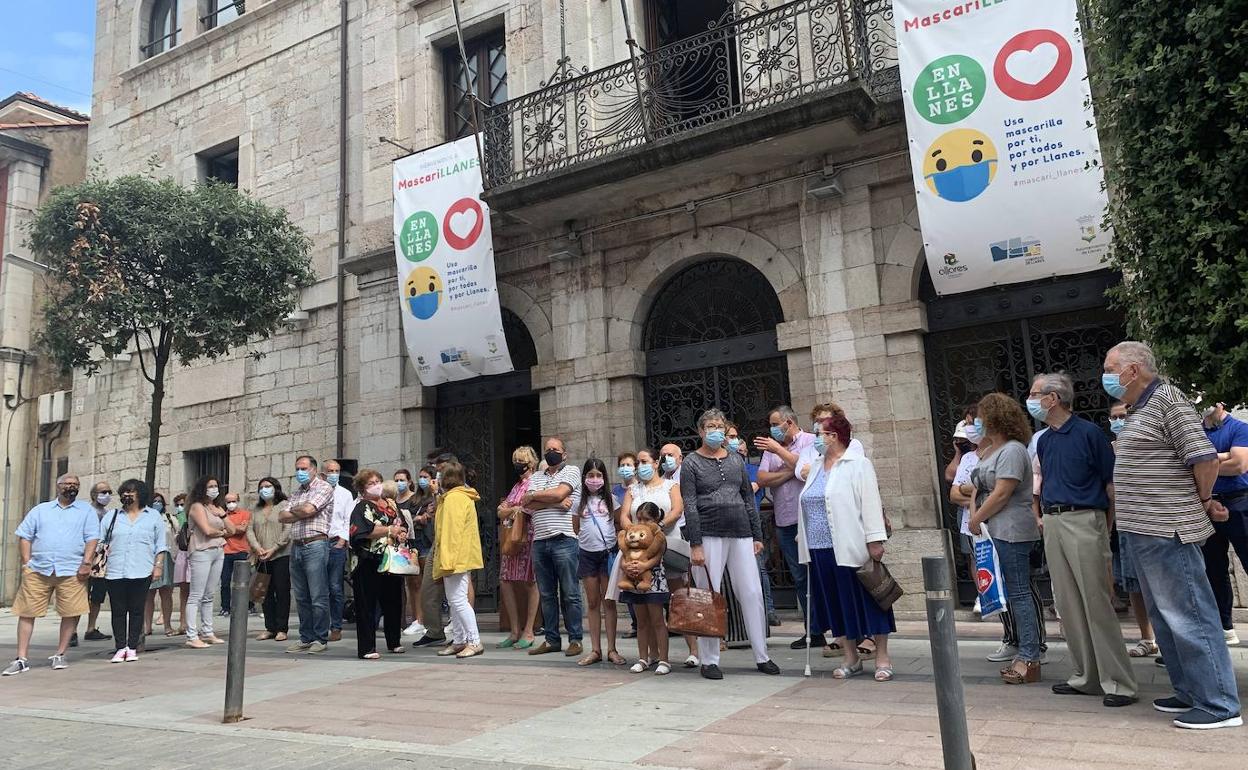 Los llaniscos salen a la calle para reclamar la reapertura de los centros de salud