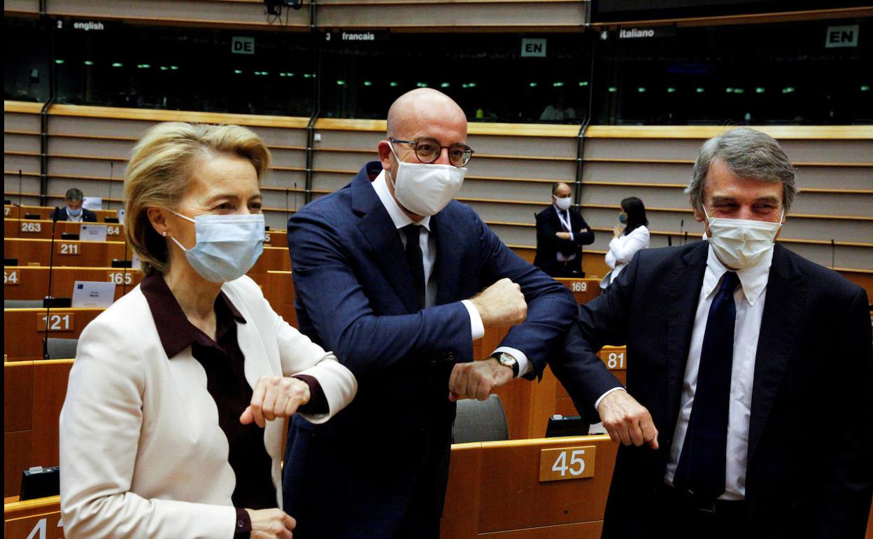 Los presidentes de la Comisión, el Consejo y el Parlamento se saludan con el codo. 