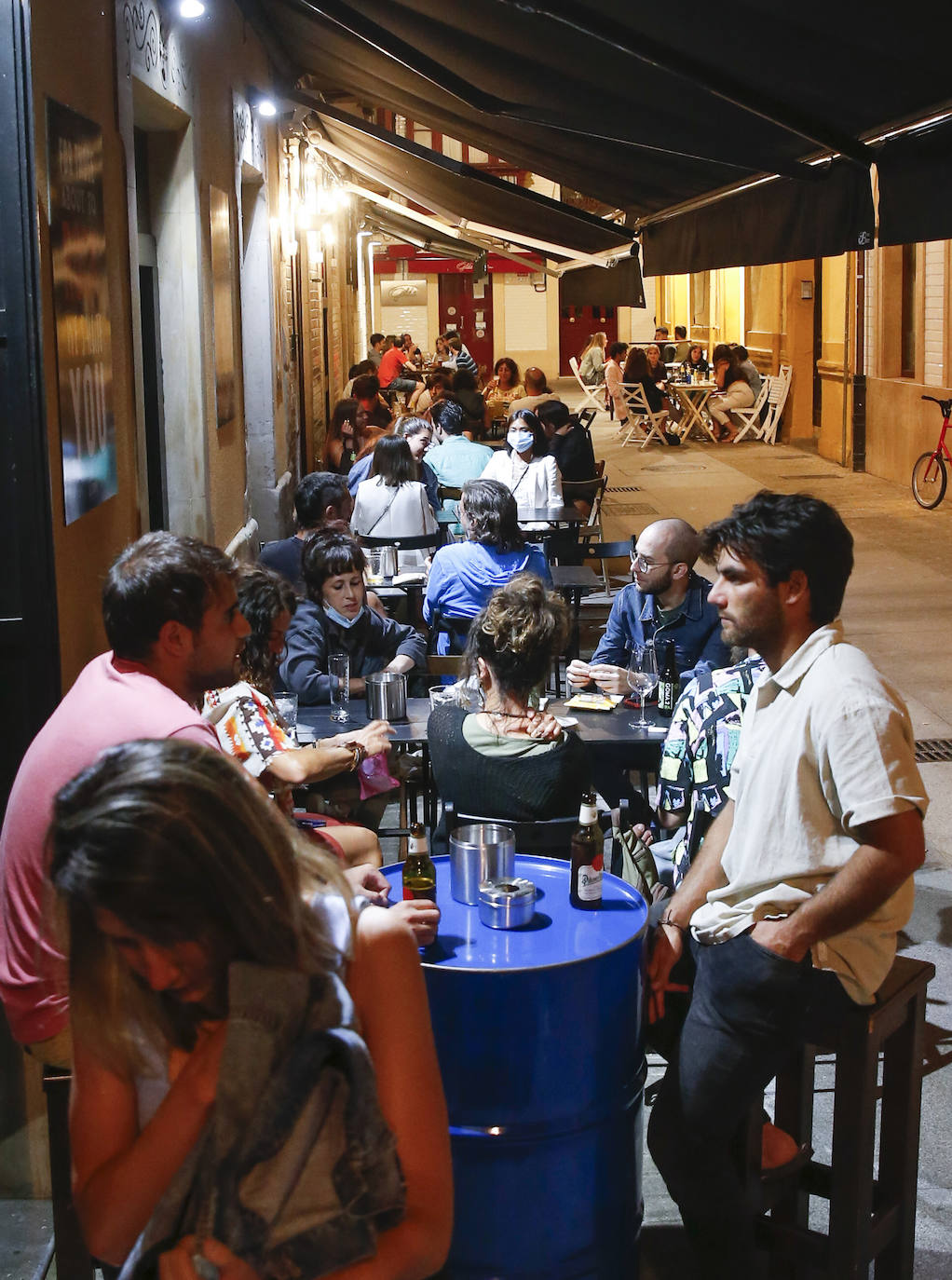 Pese al esfuerzo de los bares y establecimientos hosteleros, las aglomeraciones en la calle cada vez son más frecuentes. Muchas personas no utilizan la mascarilla ni respetan las distancias de seguridad. La Policía ha tenido que intervenir en varias ocasiones para disolver botellones. 