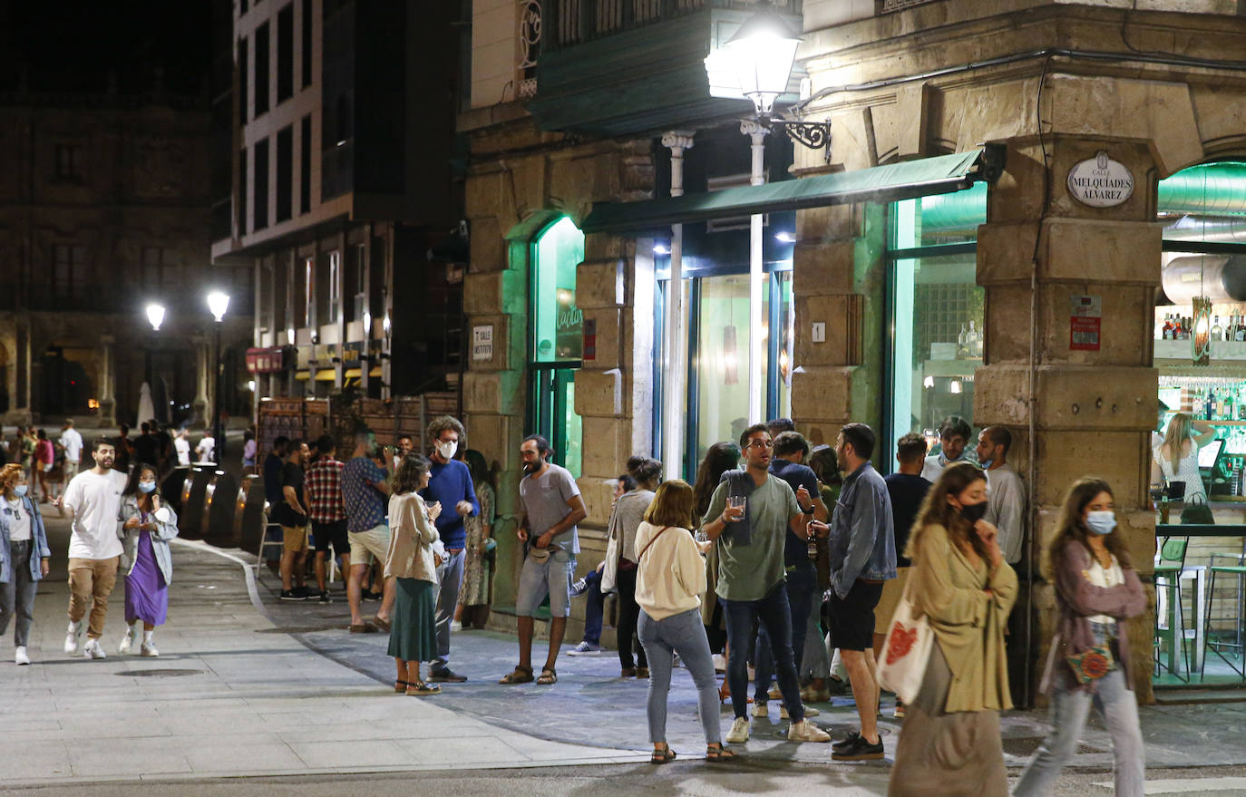 Pese al esfuerzo de los bares y establecimientos hosteleros, las aglomeraciones en la calle cada vez son más frecuentes. Muchas personas no utilizan la mascarilla ni respetan las distancias de seguridad. La Policía ha tenido que intervenir en varias ocasiones para disolver botellones. 