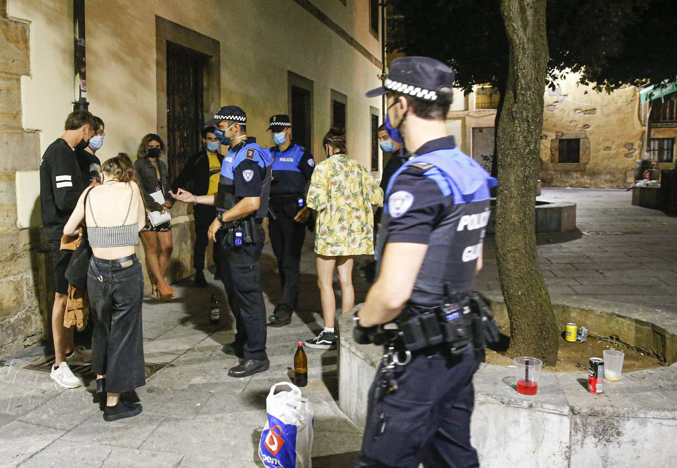 Pese al esfuerzo de los bares y establecimientos hosteleros, las aglomeraciones en la calle cada vez son más frecuentes. Muchas personas no utilizan la mascarilla ni respetan las distancias de seguridad. La Policía ha tenido que intervenir en varias ocasiones para disolver botellones. 