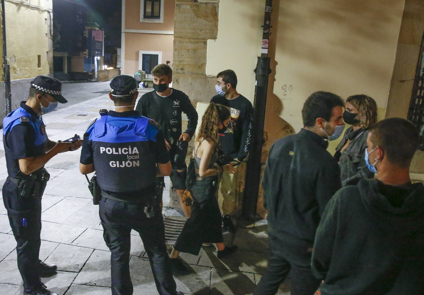 Pese al esfuerzo de los bares y establecimientos hosteleros, las aglomeraciones en la calle cada vez son más frecuentes. Muchas personas no utilizan la mascarilla ni respetan las distancias de seguridad. La Policía ha tenido que intervenir en varias ocasiones para disolver botellones. 