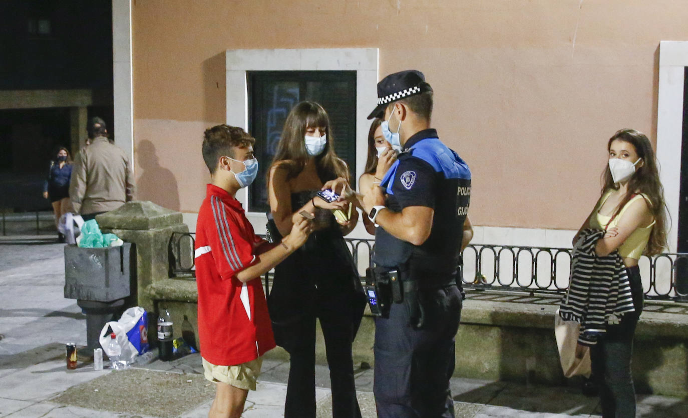 Pese al esfuerzo de los bares y establecimientos hosteleros, las aglomeraciones en la calle cada vez son más frecuentes. Muchas personas no utilizan la mascarilla ni respetan las distancias de seguridad. La Policía ha tenido que intervenir en varias ocasiones para disolver botellones. 