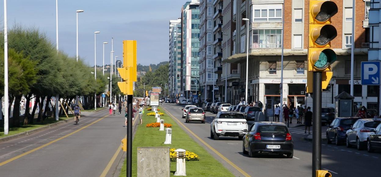 Vista de Rufo García Rendueles, a la altura del cruce con Emilio Tuya. A la izquierda de la mediana, el carril bici actual y la calzada que se van a convertir en bulevar peatonal. 