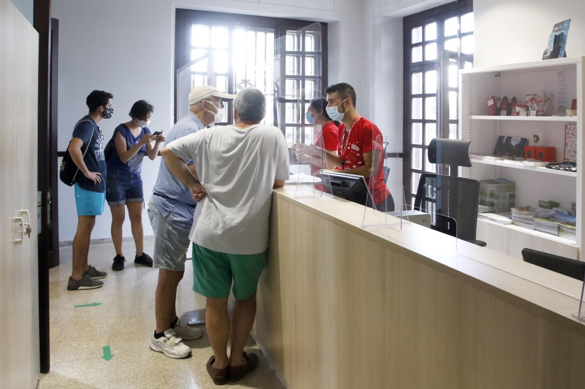Algunos de los primeros turistas que realizaron consultas en el estreno de Infogijón en Cimavilla. 
