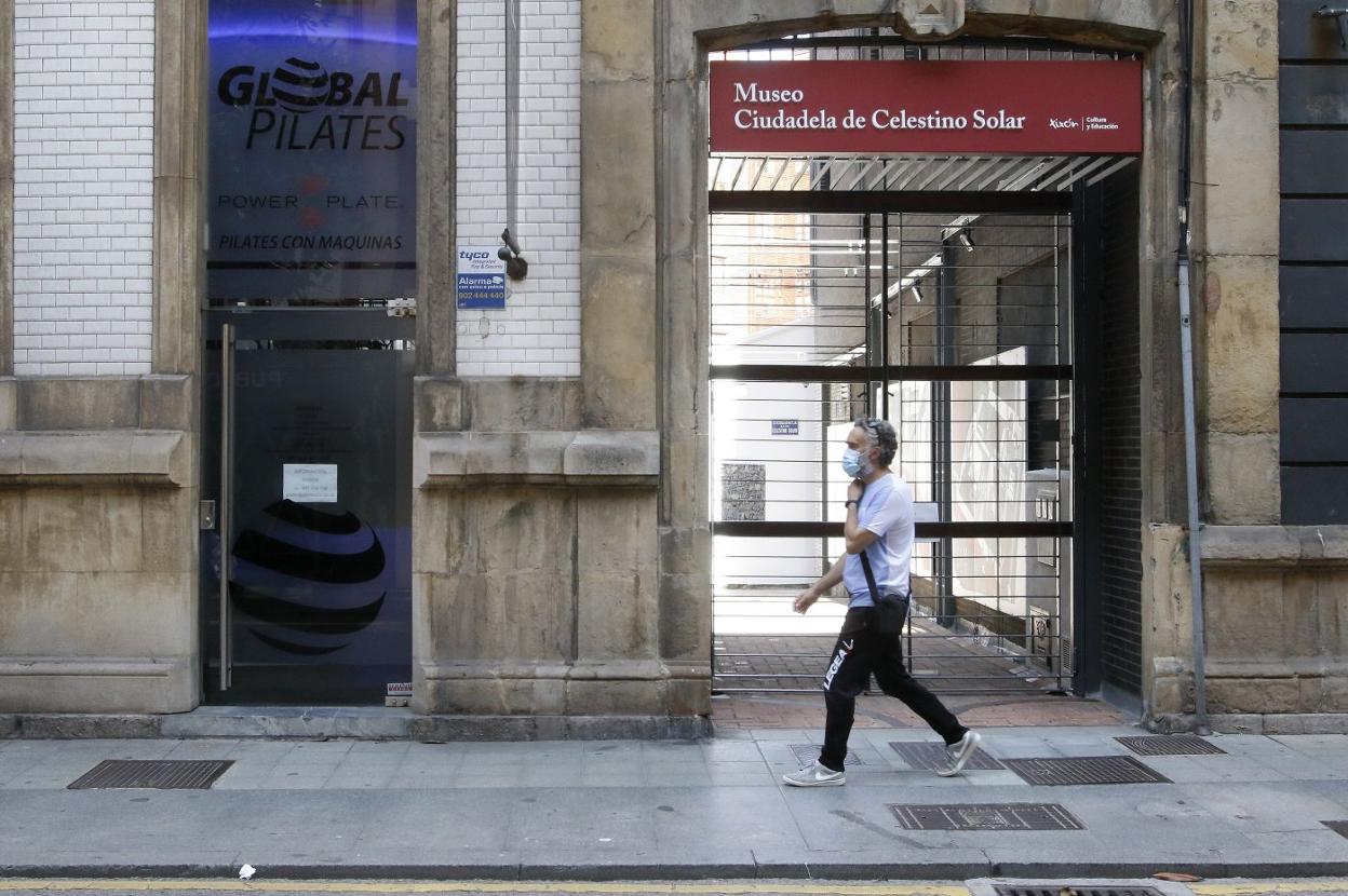 Un hombre pasa por delante de la Ciudadela, cerrada. 