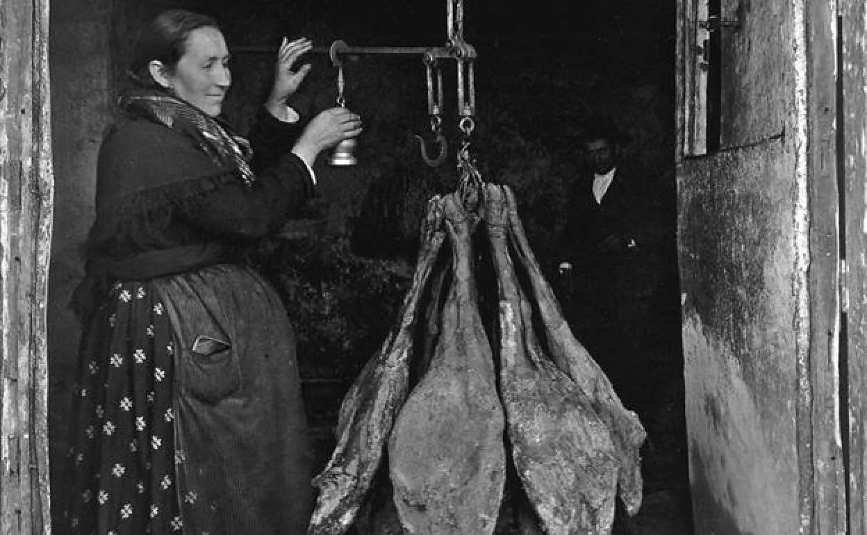 Mujer pesando jamones en Montánchez, 1928. Fotografía de Ruth Matilda Anderson 