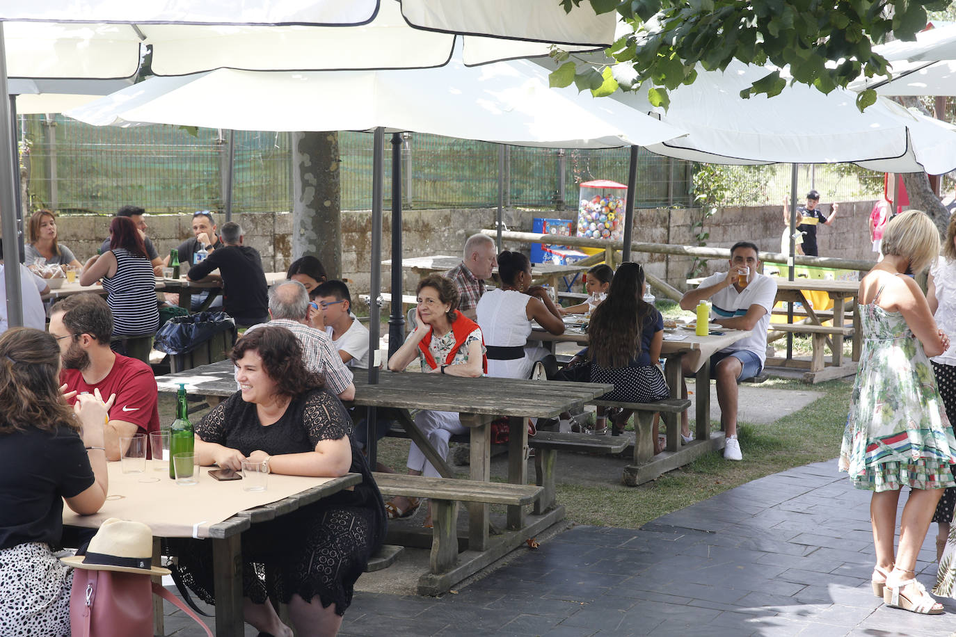 Asturias abarrota playas, ríos, parques, merenderos y terrazas para disfrutar de un fin de semana veraniego.