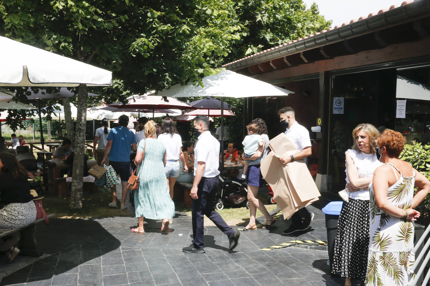 Asturias abarrota playas, ríos, parques, merenderos y terrazas para disfrutar de un fin de semana veraniego.