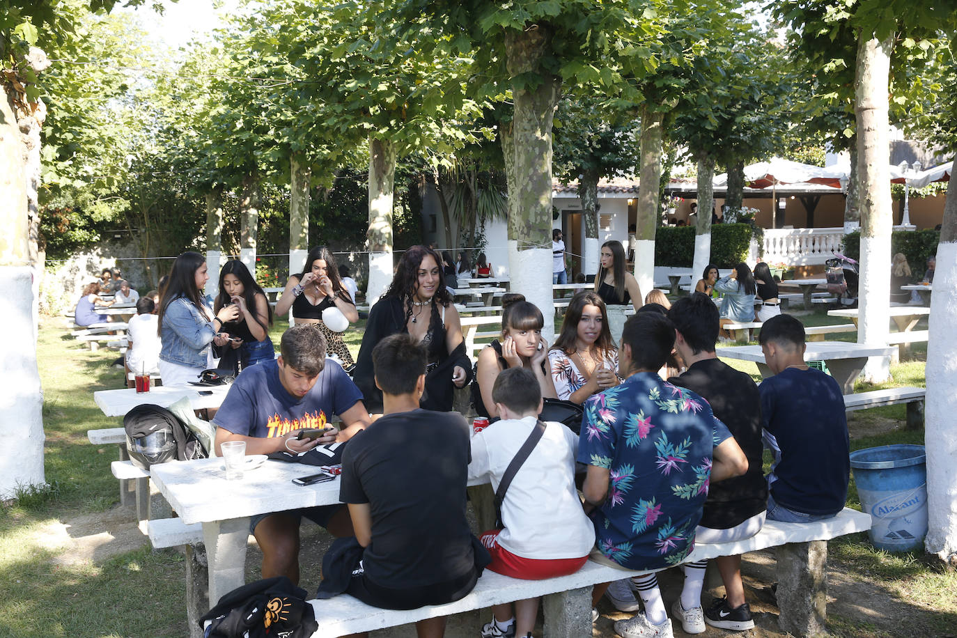 Asturias abarrota playas, ríos, parques, merenderos y terrazas para disfrutar de un fin de semana veraniego.