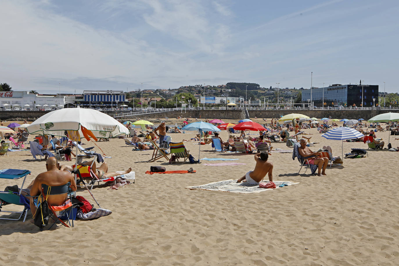 Asturias abarrota playas, ríos, parques, merenderos y terrazas para disfrutar de un fin de semana veraniego.