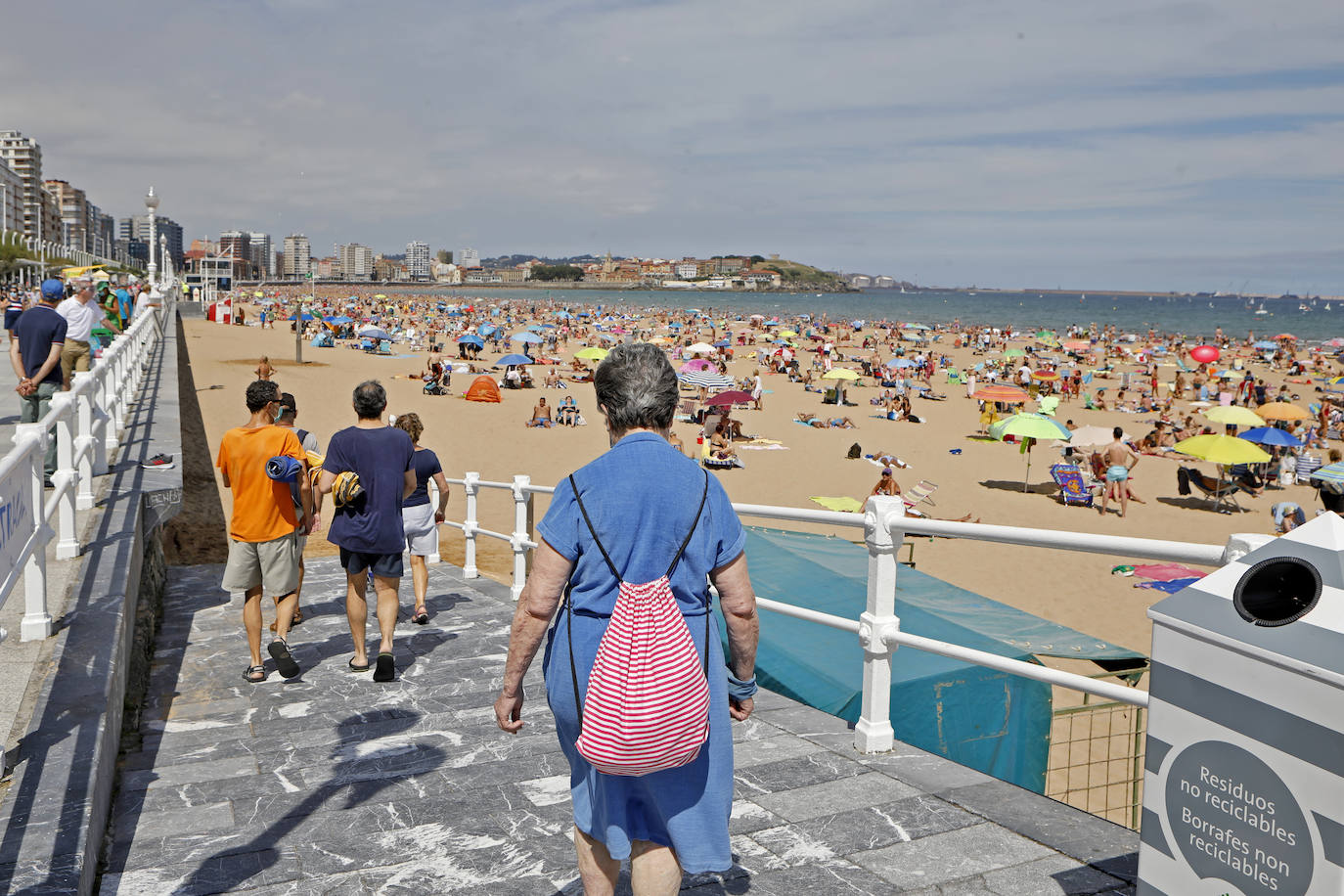 Asturias abarrota playas, ríos, parques, merenderos y terrazas para disfrutar de un fin de semana veraniego.