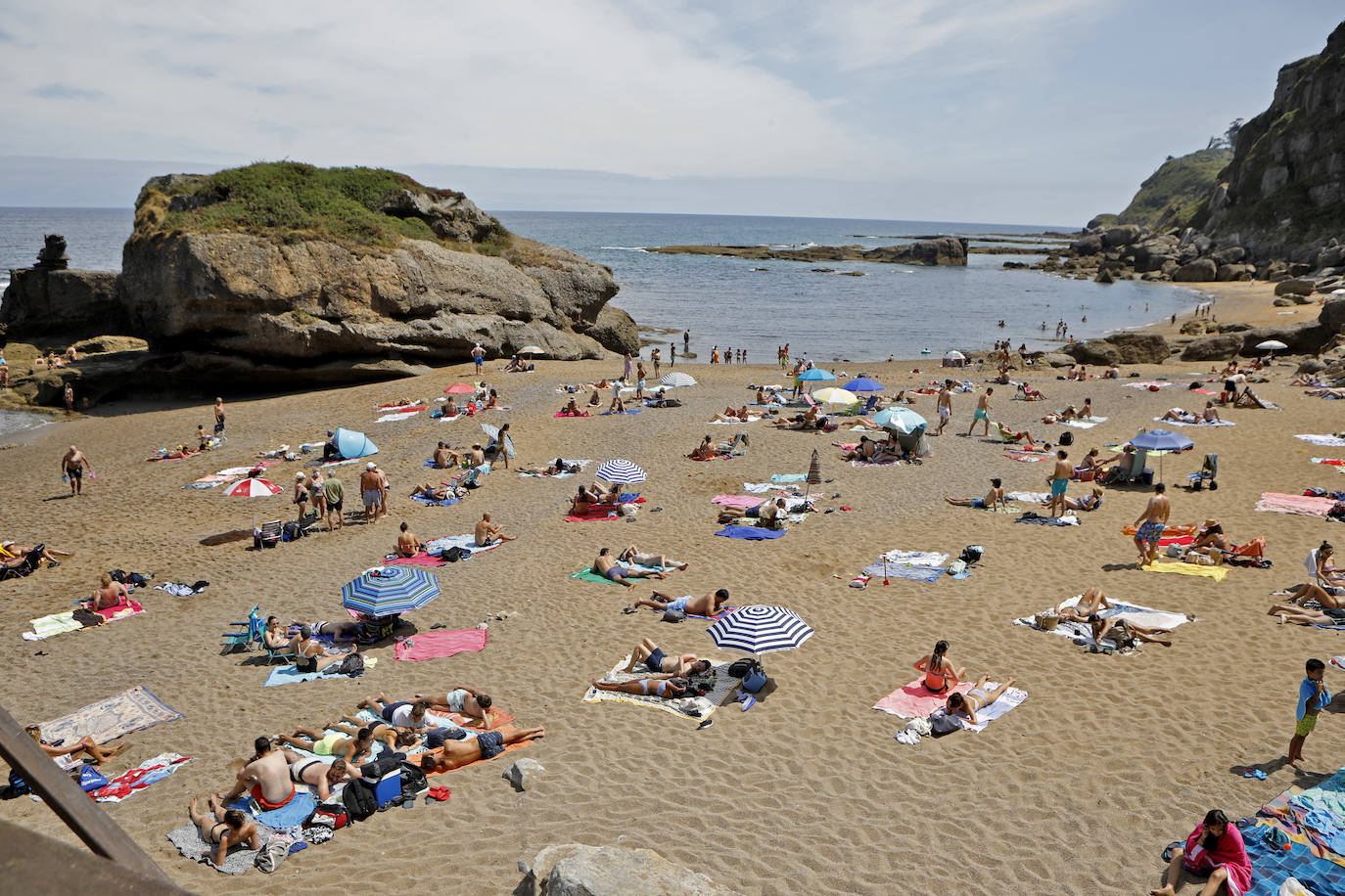 Asturias abarrota playas, ríos, parques, merenderos y terrazas para disfrutar de un fin de semana veraniego.