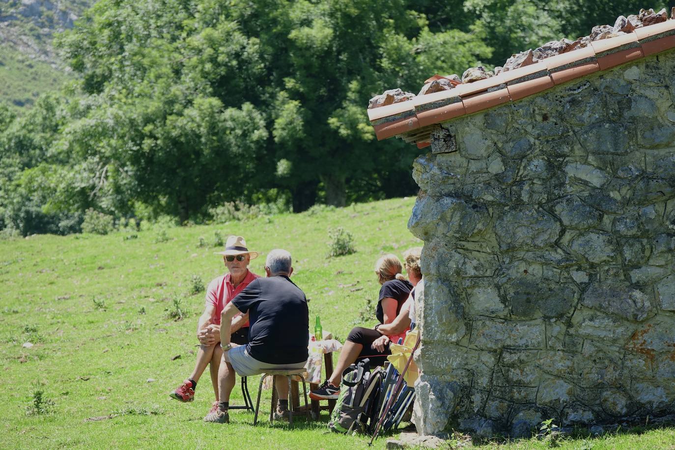 Asturias abarrota playas, ríos, parques, merenderos y terrazas para disfrutar de un fin de semana veraniego.