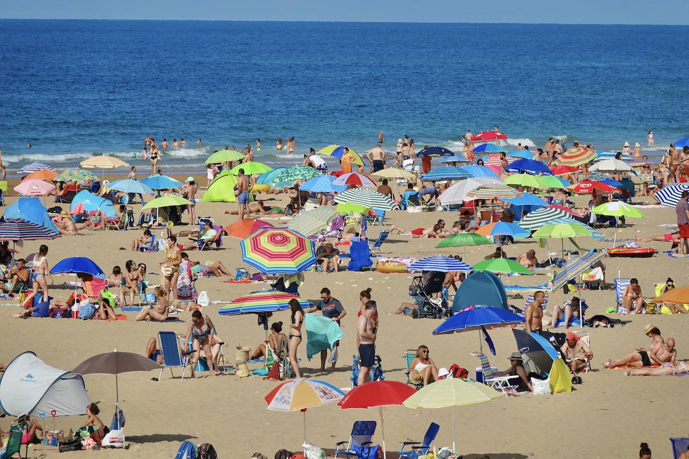 Asturias abarrota playas, ríos, parques, merenderos y terrazas para disfrutar de un fin de semana veraniego.