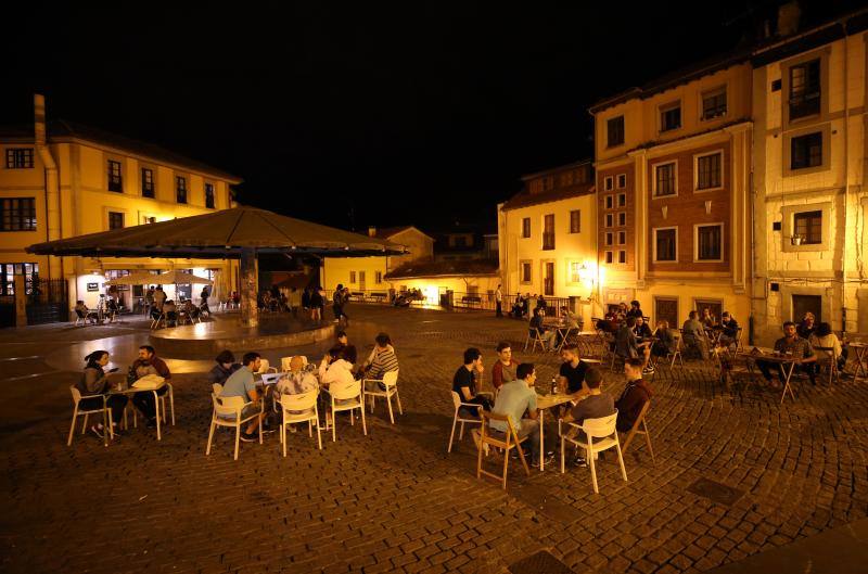 Pese al buen hacer de los hosteleros, algunos de los clientes continúan sin utilizar la mascarilla y sin respetar las distancias de seguridad. La Policía recorre por las noches las principales zonas de ocio de la región para que se cumplan las normas y evitar los botellones. 