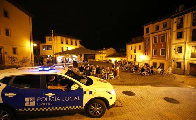 Tranquilidad absoluta en la plaza del Paraguas, en Oviedo.