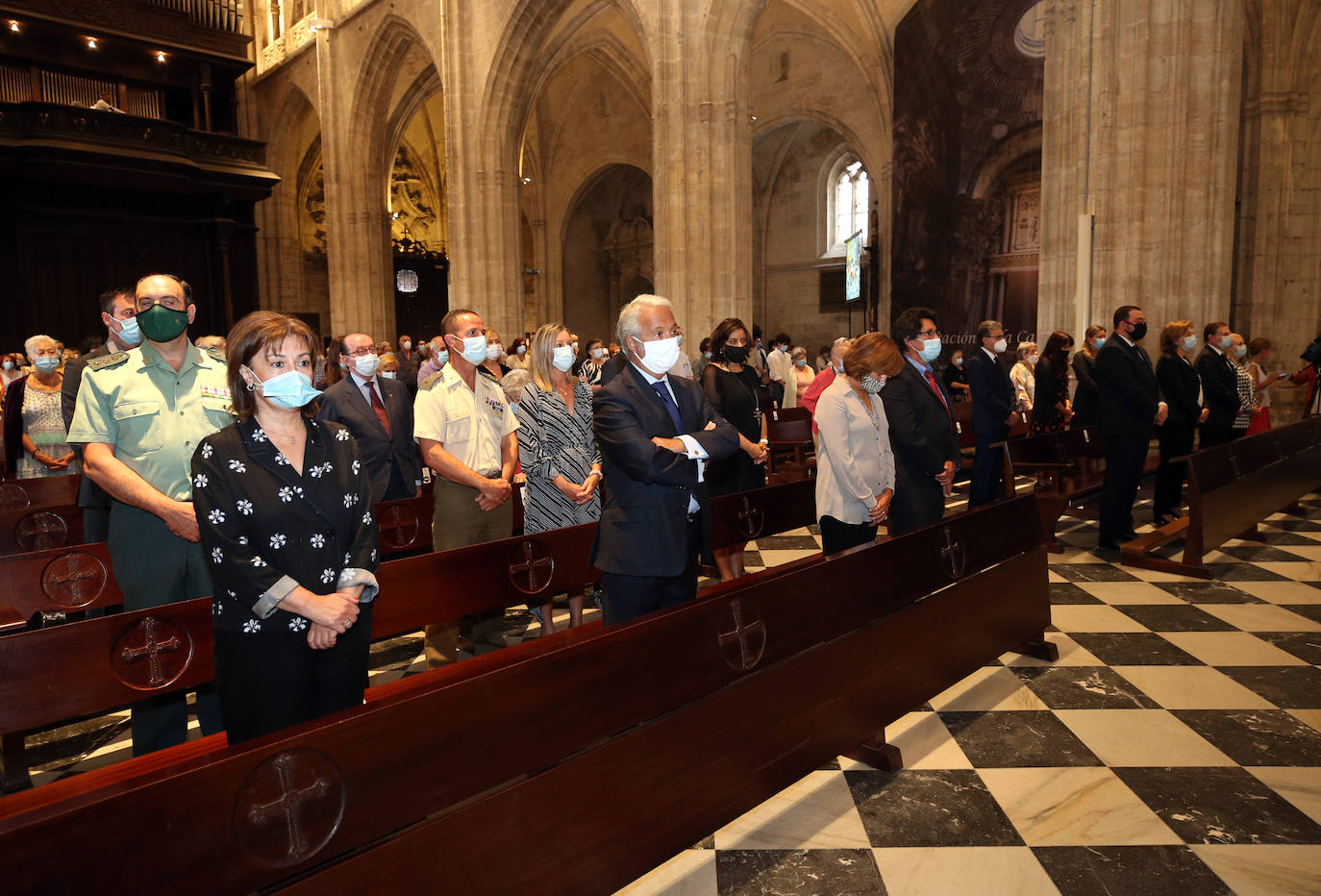 El arzobispo de Oviedo, Jesús Sanz Montes, ha agradecido este domingo al presidente del Principado de Asturias, Adrián Barbón, y a la Consejería de Salud «el bien hacer de una difícil gestión», al tiempo que ha brindado de nuevo la «colaboración responsable» como Iglesia «en estos momentos complicados en la salud y en la economía». Durante la homilía en la misa por las víctimas de la pandemia de coronavius que simultáneamente han celebrado en casi todas las catedrales de España y todas las parroquias de Asturias, el arzobispo ha apuntado la importancia de seguir trabajando frente a la COVID-19.