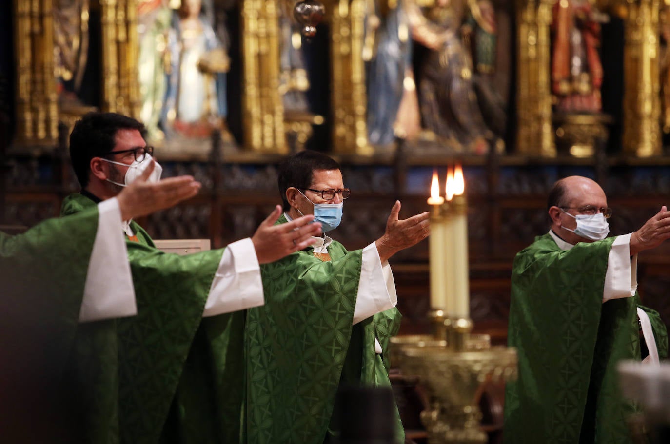 El arzobispo de Oviedo, Jesús Sanz Montes, ha agradecido este domingo al presidente del Principado de Asturias, Adrián Barbón, y a la Consejería de Salud «el bien hacer de una difícil gestión», al tiempo que ha brindado de nuevo la «colaboración responsable» como Iglesia «en estos momentos complicados en la salud y en la economía». Durante la homilía en la misa por las víctimas de la pandemia de coronavius que simultáneamente han celebrado en casi todas las catedrales de España y todas las parroquias de Asturias, el arzobispo ha apuntado la importancia de seguir trabajando frente a la COVID-19.