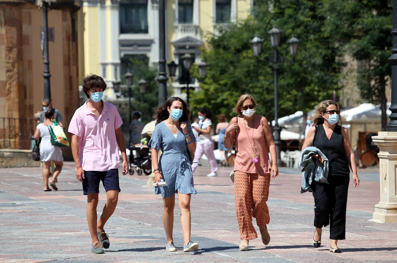 Los termómetros han pasado los 30 grados en algunas partes del Principado. Muchos asturianos y visitantes han aprovechado las altas temperaturas para refrescarse en las playas, mientras que otros han decidido aliviar el calor en entornos montañosos. 