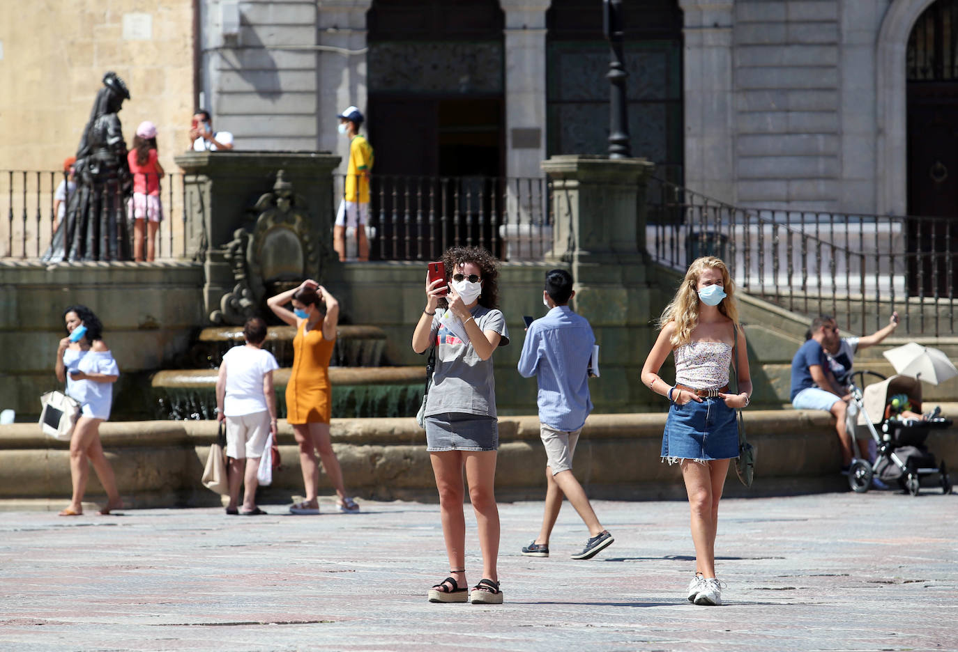 Los termómetros han pasado los 30 grados en algunas partes del Principado. Muchos asturianos y visitantes han aprovechado las altas temperaturas para refrescarse en las playas, mientras que otros han decidido aliviar el calor en entornos montañosos. 