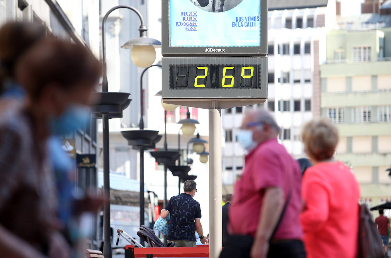 Los termómetros han pasado los 30 grados en algunas partes del Principado. Muchos asturianos y visitantes han aprovechado las altas temperaturas para refrescarse en las playas, mientras que otros han decidido aliviar el calor en entornos montañosos. 