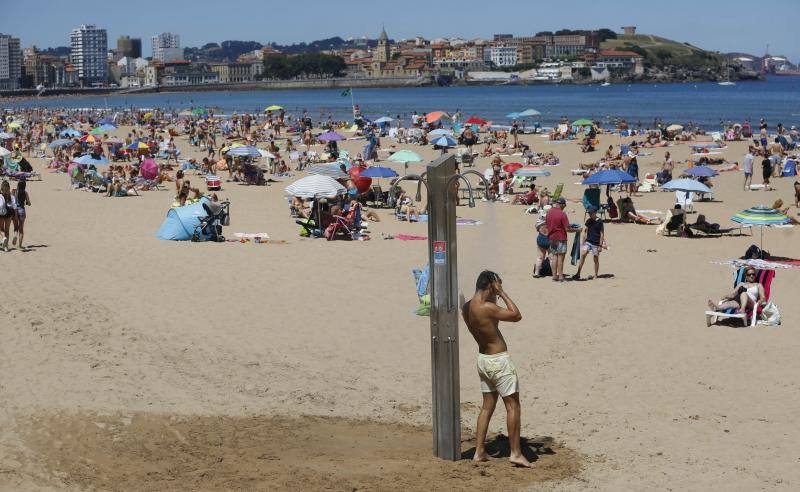 Los termómetros han pasado los 30 grados en algunas partes del Principado. Muchos asturianos y visitantes han aprovechado las altas temperaturas para refrescarse en las playas, mientras que otros han decidido aliviar el calor en entornos montañosos. 