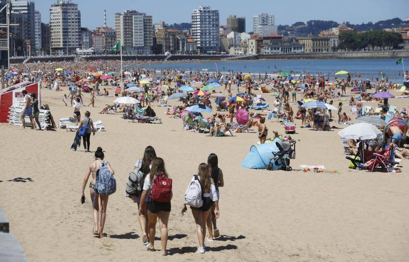 Los termómetros han pasado los 30 grados en algunas partes del Principado. Muchos asturianos y visitantes han aprovechado las altas temperaturas para refrescarse en las playas, mientras que otros han decidido aliviar el calor en entornos montañosos. 