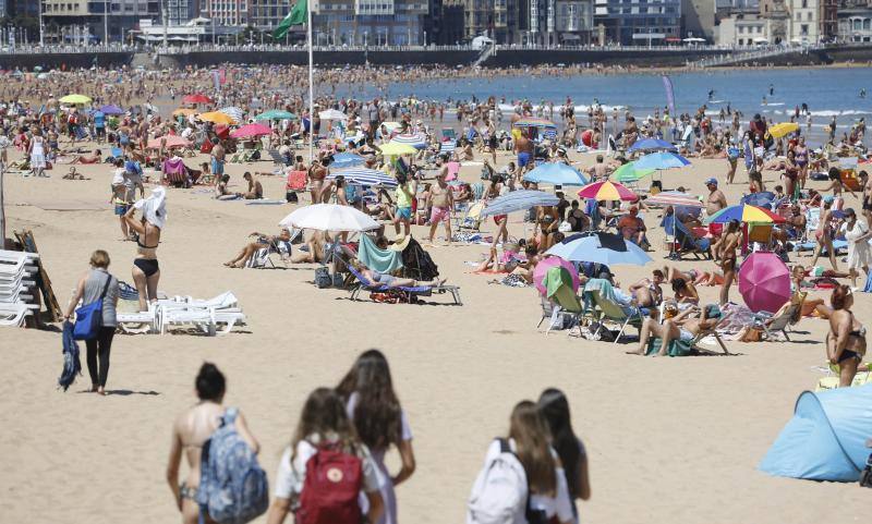 Los termómetros han pasado los 30 grados en algunas partes del Principado. Muchos asturianos y visitantes han aprovechado las altas temperaturas para refrescarse en las playas, mientras que otros han decidido aliviar el calor en entornos montañosos. 