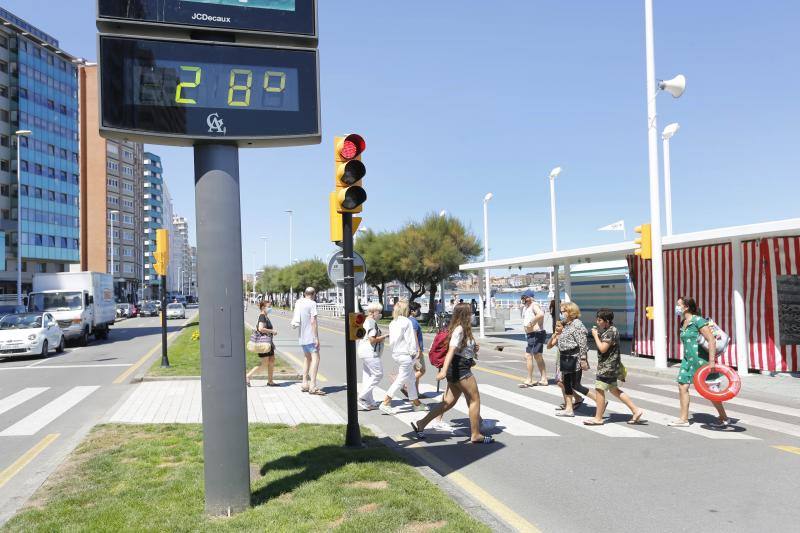 Los termómetros han pasado los 30 grados en algunas partes del Principado. Muchos asturianos y visitantes han aprovechado las altas temperaturas para refrescarse en las playas, mientras que otros han decidido aliviar el calor en entornos montañosos. 