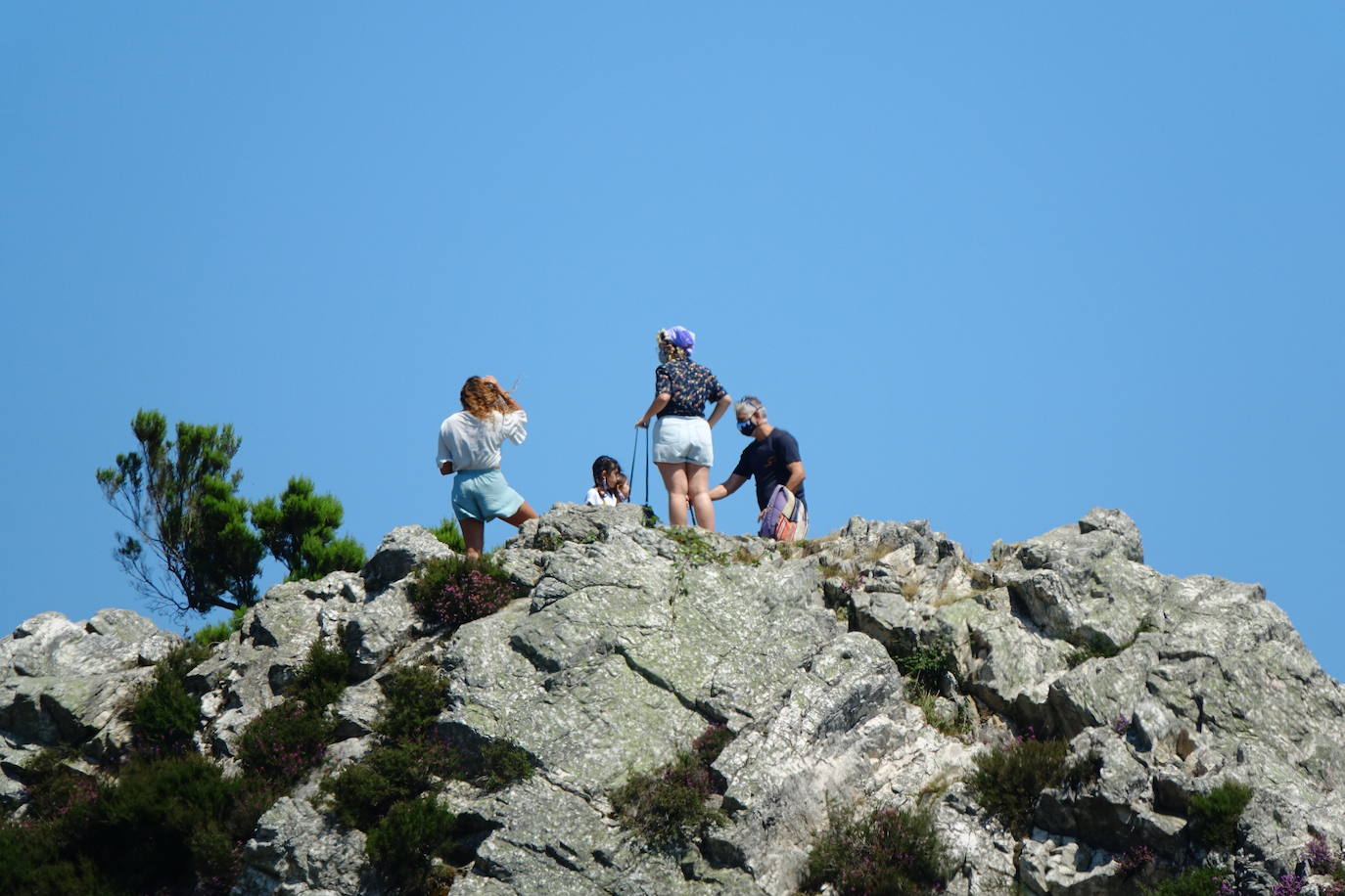 Los termómetros han pasado los 30 grados en algunas partes del Principado. Muchos asturianos y visitantes han aprovechado las altas temperaturas para refrescarse en las playas, mientras que otros han decidido aliviar el calor en entornos montañosos. 