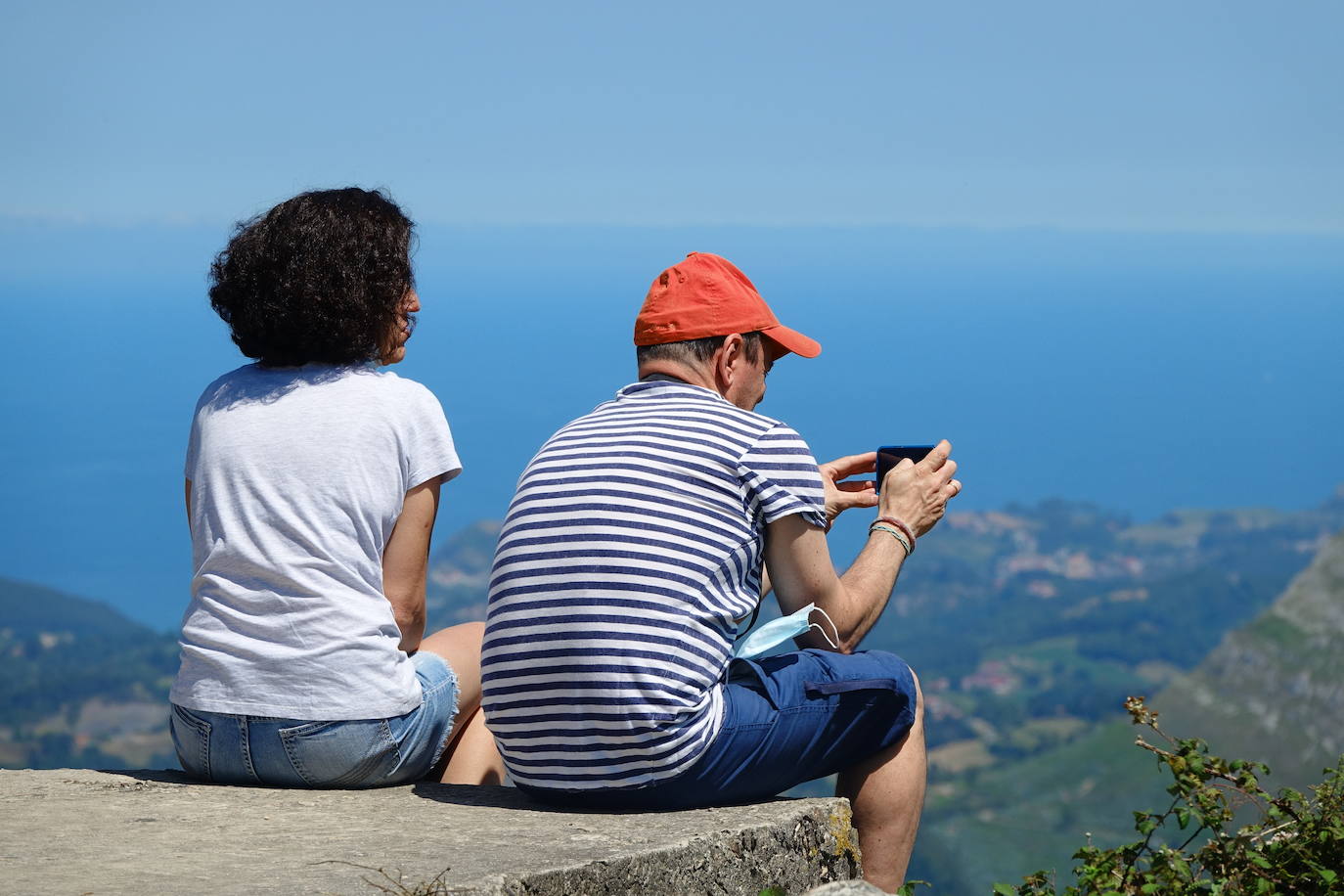 Los termómetros han pasado los 30 grados en algunas partes del Principado. Muchos asturianos y visitantes han aprovechado las altas temperaturas para refrescarse en las playas, mientras que otros han decidido aliviar el calor en entornos montañosos. 