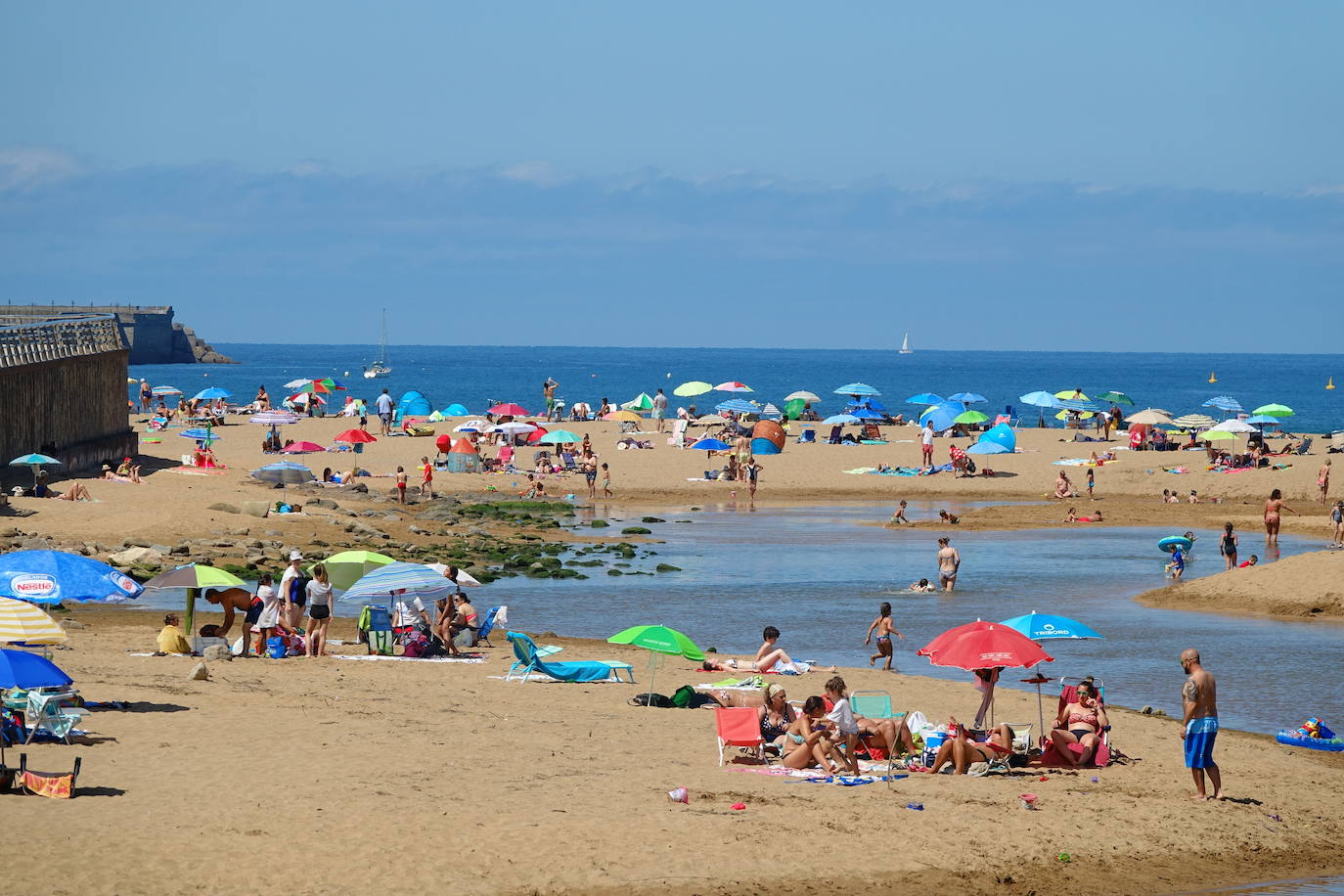 Los termómetros han pasado los 30 grados en algunas partes del Principado. Muchos asturianos y visitantes han aprovechado las altas temperaturas para refrescarse en las playas, mientras que otros han decidido aliviar el calor en entornos montañosos. 