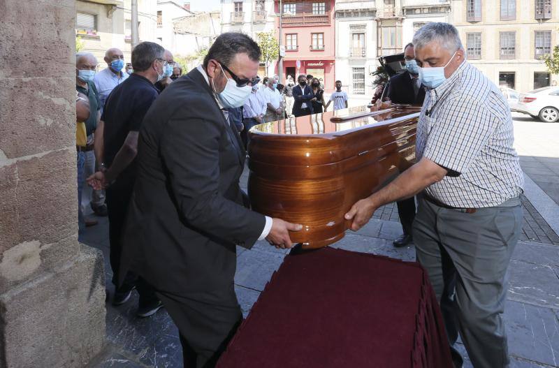 Familiares y amigos se ha reunido este lunes para dar el último adiós a Juan José Corrales, quien estuviera al frente del Ayuntamiento sierense entre 1999 y 2010. Desde este lunes y hasta el 29 las banderas del concejo, que ha decretado tres días de luto oficial, ondearán a media asta