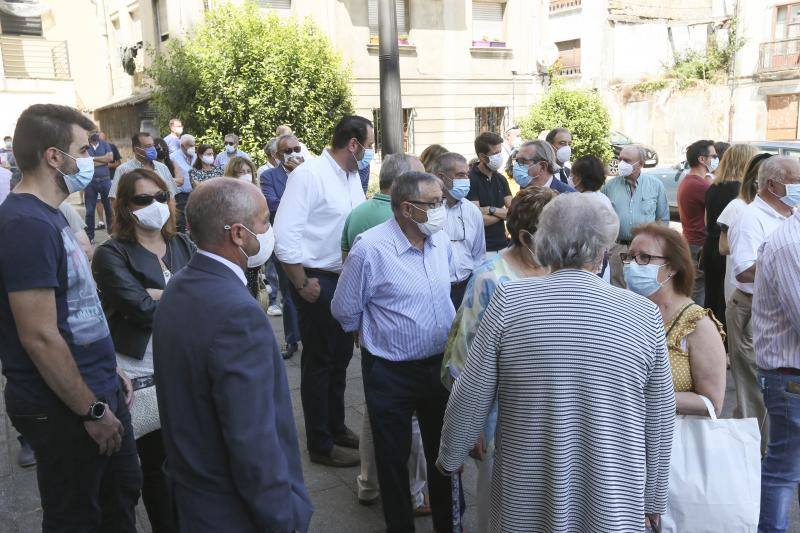 Familiares y amigos se ha reunido este lunes para dar el último adiós a Juan José Corrales, quien estuviera al frente del Ayuntamiento sierense entre 1999 y 2010. Desde este lunes y hasta el 29 las banderas del concejo, que ha decretado tres días de luto oficial, ondearán a media asta