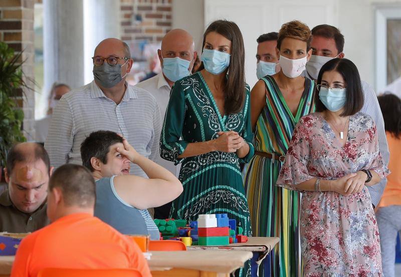 Don Felipe y doña Letizia iniciaron en Canarias su gira por todo el país tras el confinamiento. Los Reyes visitarán todas las comunidades autónomas de España con el objetivo de apoyar al turismo después de la pandemia. 