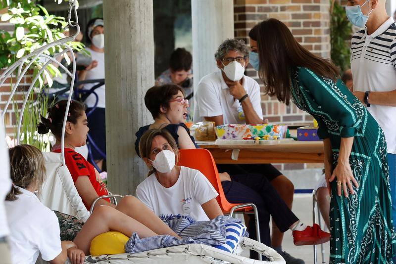 Don Felipe y doña Letizia iniciaron en Canarias su gira por todo el país tras el confinamiento. Los Reyes visitarán todas las comunidades autónomas de España con el objetivo de apoyar al turismo después de la pandemia. 