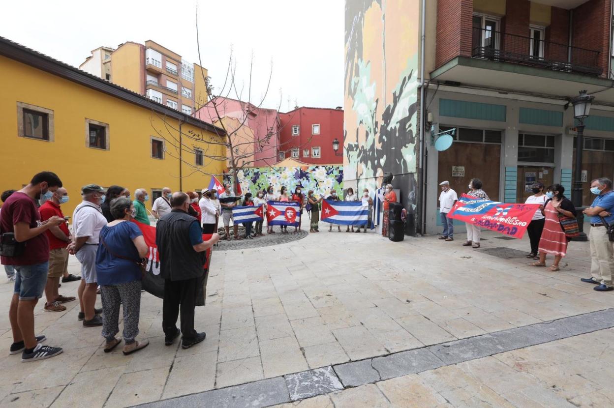 Acto de homenaje celebrado ayer domingo en la plaza de José Martí, en la calle de Jovellanos. 