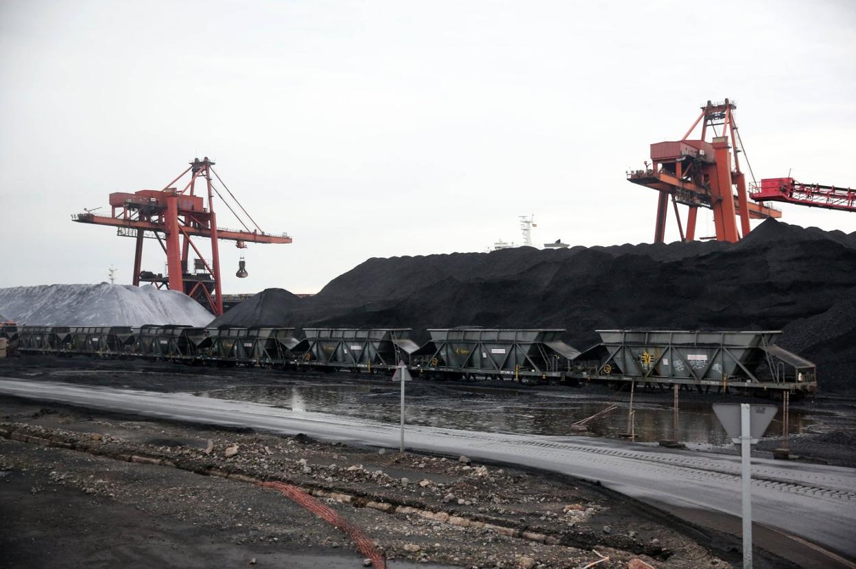 Pilas de carbón en el muelle de minerales de El Musel. 
