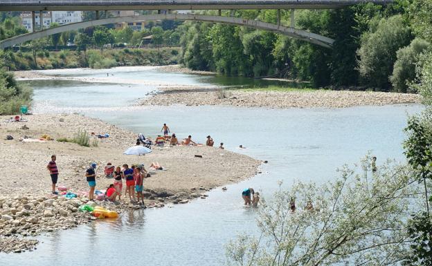 Los de Arriondas se bañan en la zona de El Lladuengu.