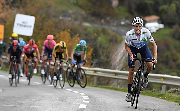Las tres grandes pruebas ciclistas se desarrollaron con estrictas medidas de seguridad. En la imagen, la Vuelta a España en Asturias.