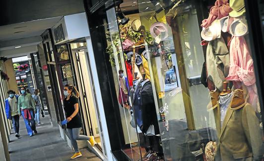 Pequeños comercios en una calle del centro de Oviedo