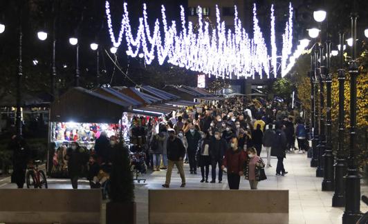 Numerosas personas pasean por el mercadillo navideño de Begoña