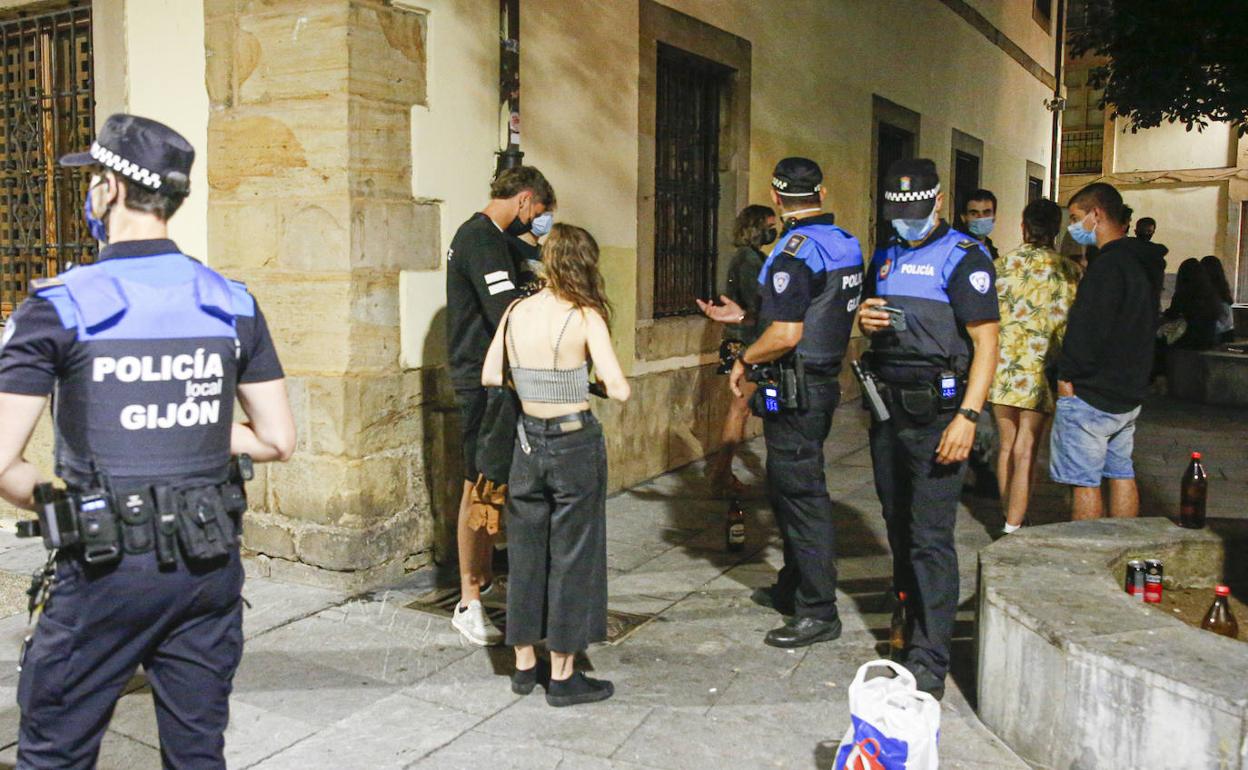 Denuncian a ocho locales y a 143 personas en Gijón por incumplir la normativa ante la pandemia