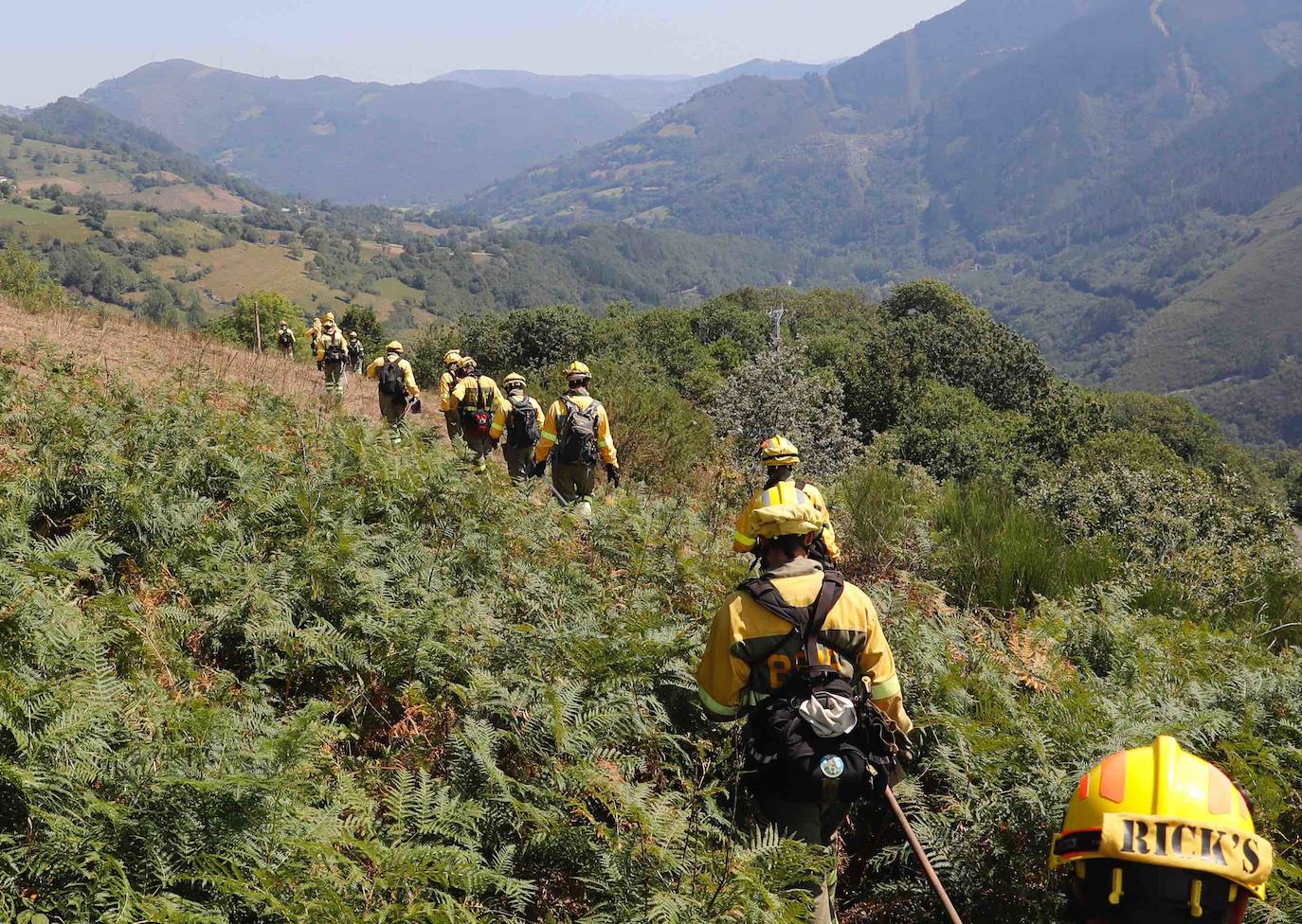 El fuego se localiza en el monte vecinal de Bello y Pando