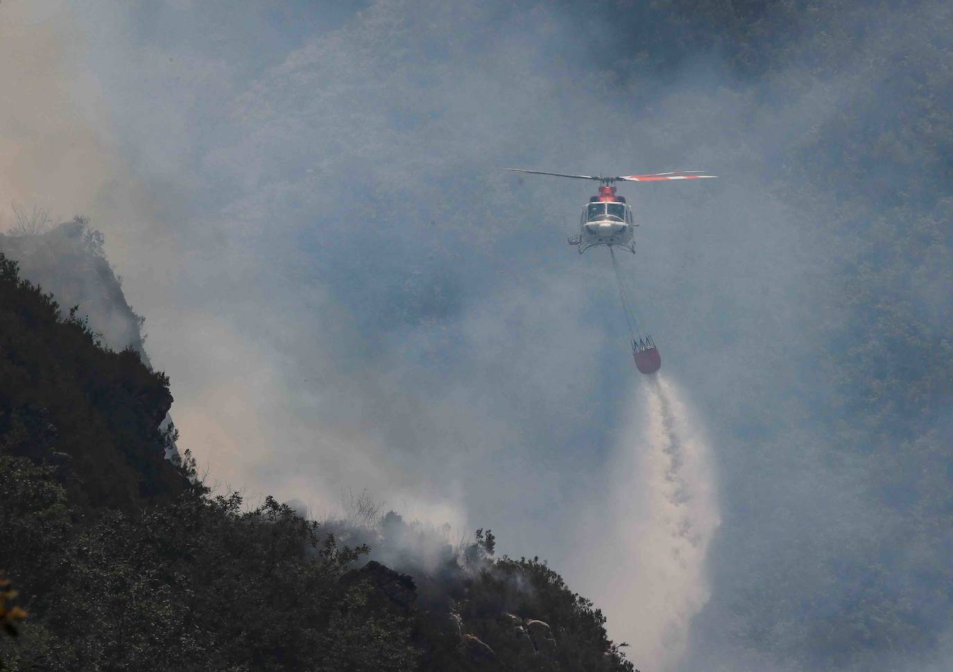 El fuego se localiza en el monte vecinal de Bello y Pando