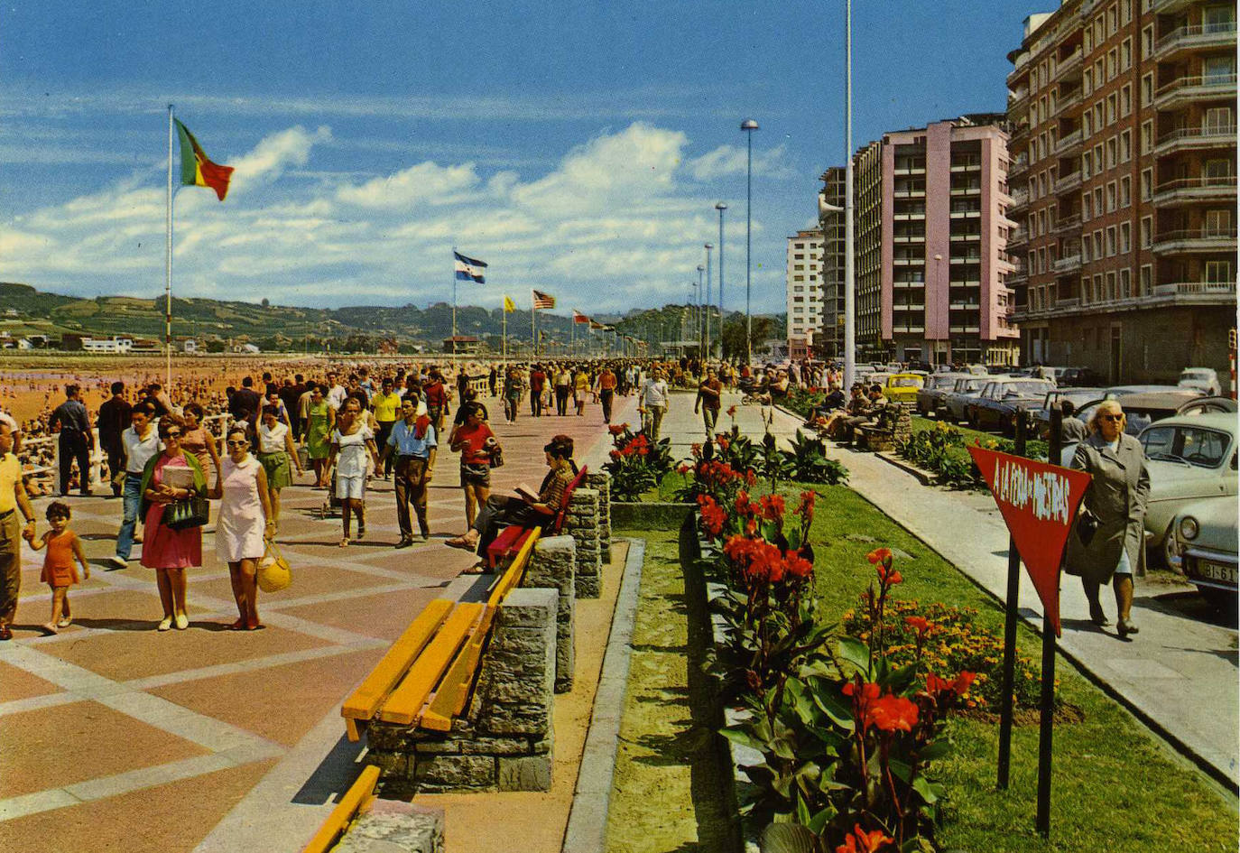 El paseo marítimo gijonés, que este verano volverá a sufrir cambios en detrimento del tráfico rodado, ha experimentado numerosas transformaciones a lo largo de su historia. Estas imágenes te muestran cómo ha sido. ¿Has vivido alguna de estas épocas?