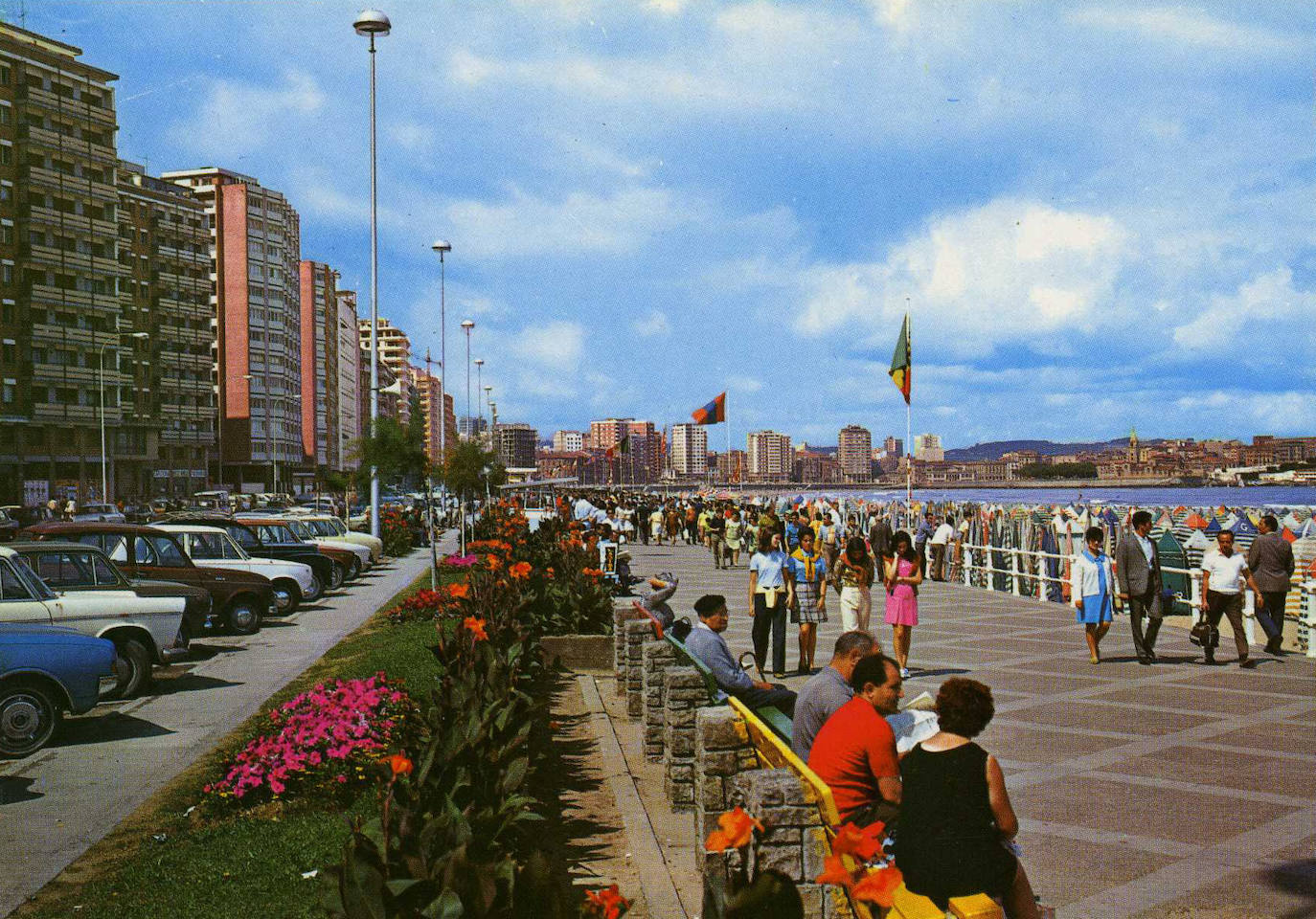 El paseo marítimo gijonés, que este verano volverá a sufrir cambios en detrimento del tráfico rodado, ha experimentado numerosas transformaciones a lo largo de su historia. Estas imágenes te muestran cómo ha sido. ¿Has vivido alguna de estas épocas?
