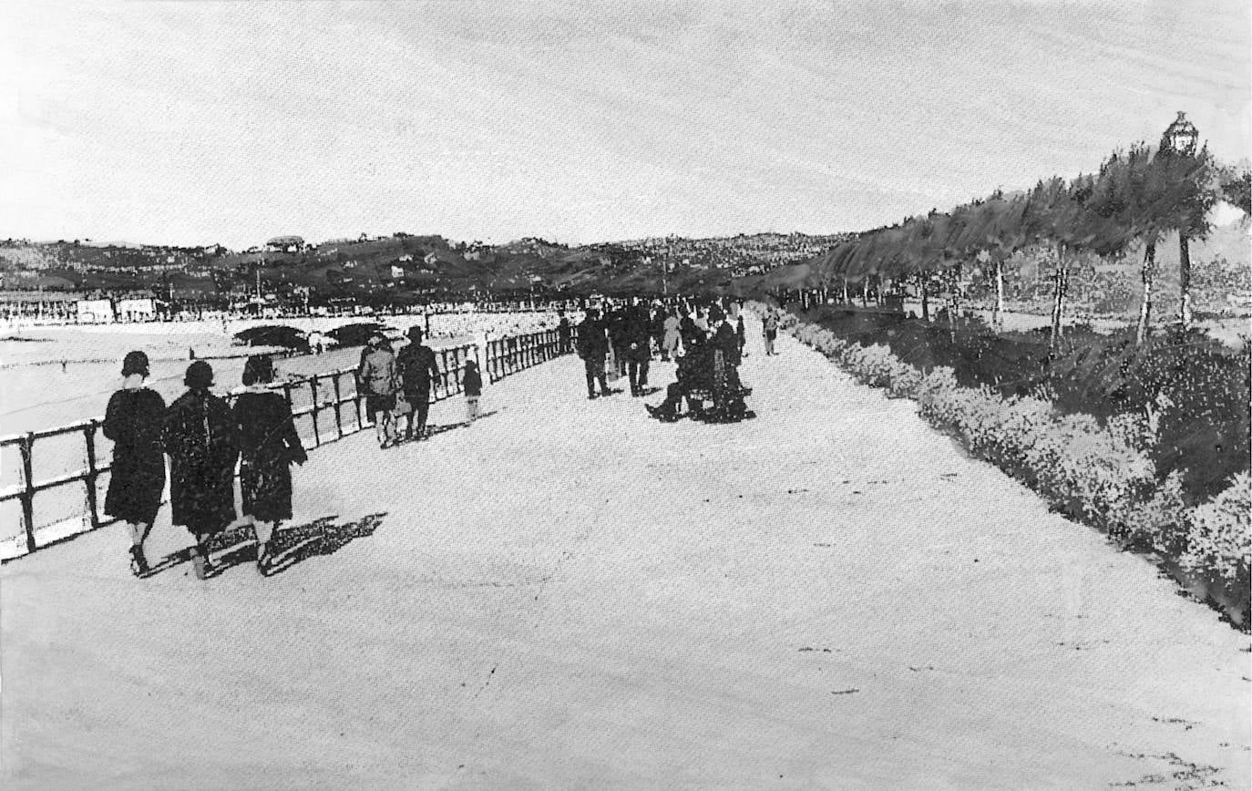 El paseo marítimo gijonés, que este verano volverá a sufrir cambios en detrimento del tráfico rodado, ha experimentado numerosas transformaciones a lo largo de su historia. Estas imágenes te muestran cómo ha sido. ¿Has vivido alguna de estas épocas?